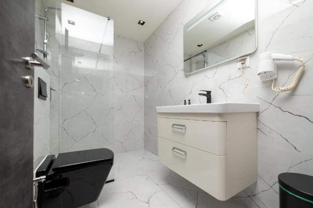 Hotel Gloria Ks Πρίστινα Εξωτερικό φωτογραφία