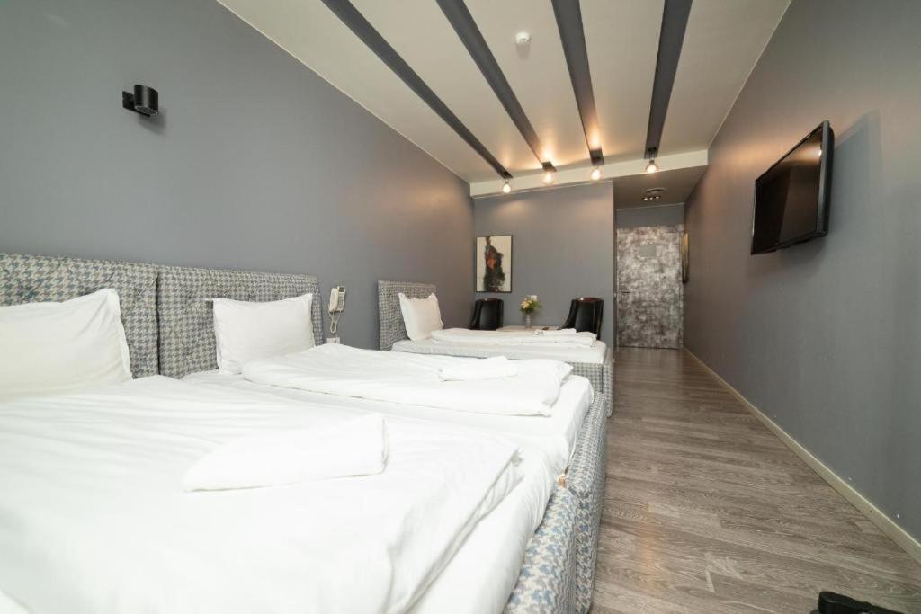 Hotel Gloria Ks Πρίστινα Εξωτερικό φωτογραφία