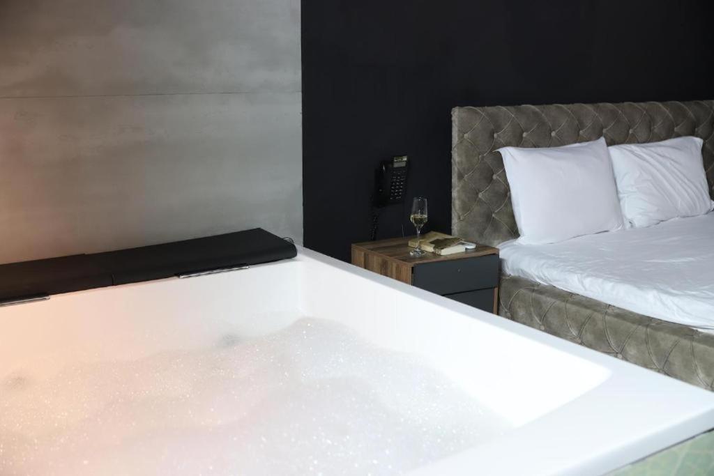 Hotel Gloria Ks Πρίστινα Εξωτερικό φωτογραφία